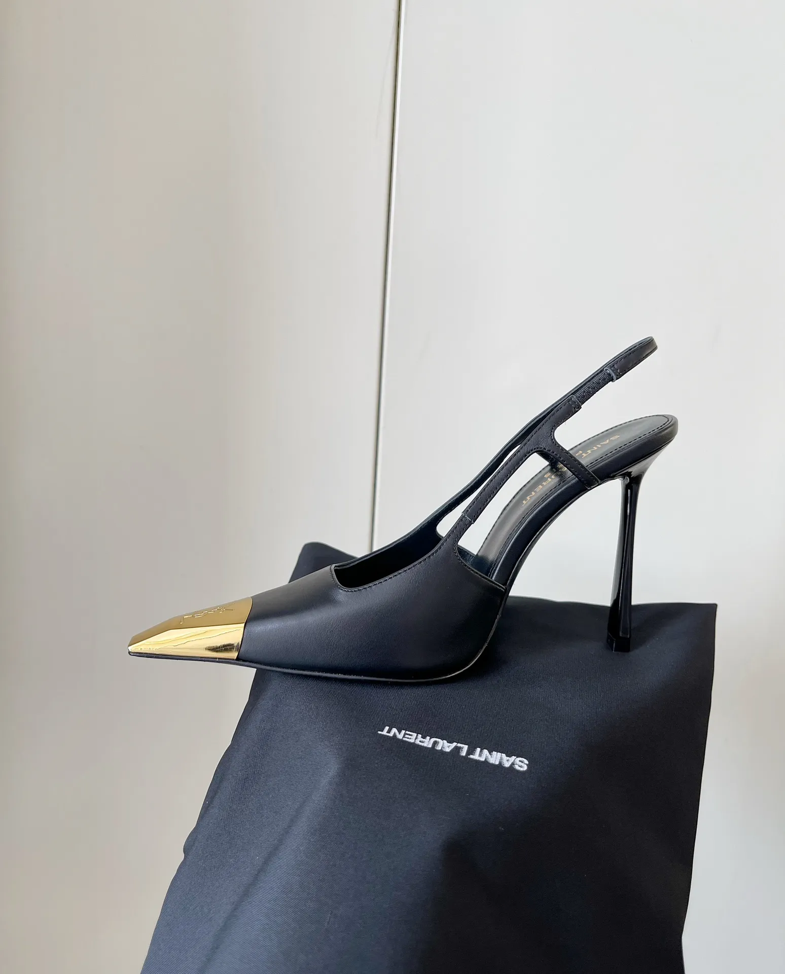 👟👟Ex-factory price 560👟👟 YSL Yves Saint Laurent's latest gold iron-toe logo small square toe high-heeled shoes ✔️ New products are available at the counter at the same time. Major celebrities and Internet celebrities have stepped on their feet. The style is fashionable and versatile, simple and high-end, and the elegance is achieved to the extreme. The feet are full of goddess style! Upper: Imported calfskin Lining: Imported sheepskin Heel height: 10.5 Outsole: Genuine leather outsole Size: 35-39 (custom-made in 40 units, non-refundable)